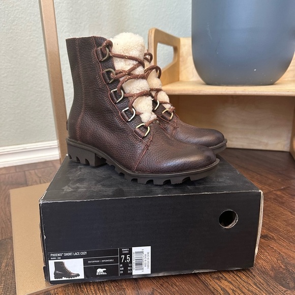 SOREL | Phoenix Short Lace Cozy Boot - Picture 7 of 12